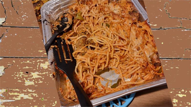 כדורי בשר ברוטב עגבניות פסטה מקרוני וגבינת מוצרלה