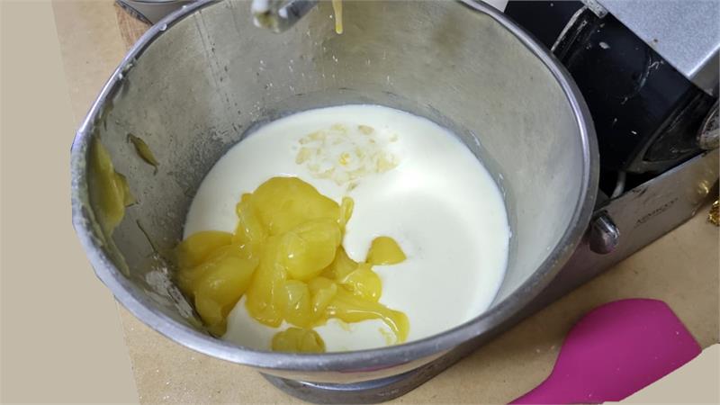 עוגת גבינה עם קרם לימון וציפוי שמנת חמוצה, עוגת גבינה צהובה 