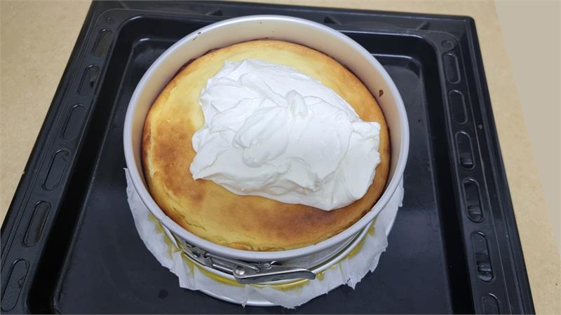 עוגת גבינה עם קרם לימון וציפוי שמנת חמוצה, עוגת גבינה צהובה 