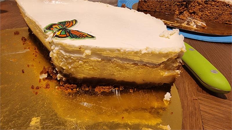 עוגת גבינה עם קרם לימון וציפוי שמנת חמוצה, עוגת גבינה צהובה 