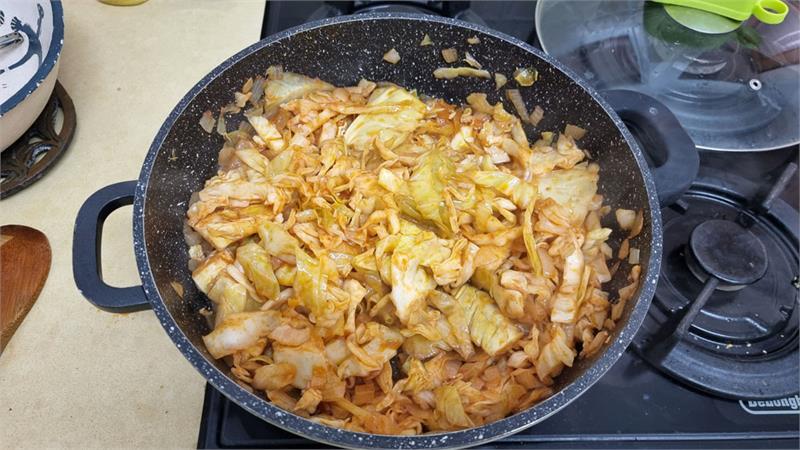 כרוב מאודה ברוטב עגבניות קל להכנה וטעים מאוד