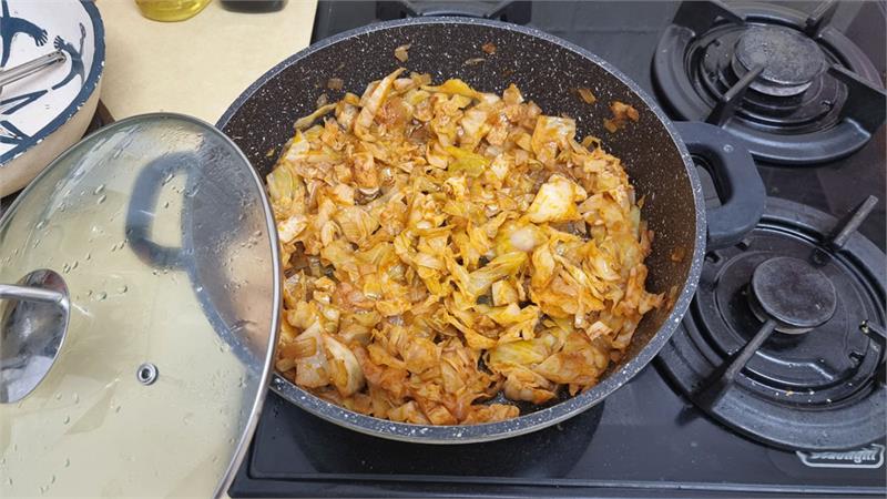 כרוב מאודה ברוטב עגבניות קל להכנה וטעים מאוד