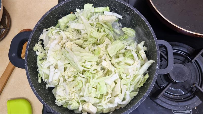 כרוב מאודה ברוטב עגבניות קל להכנה וטעים מאוד