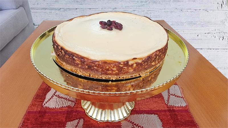 עוגת גבינה עם חלב מרוכז מקושטת חמוציות קלה להכנה וטעימה