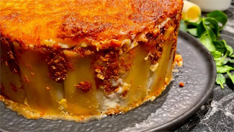 עוגת פסטה ריגטוני או קנלוני עם רוטב בולונז, פשטידת פסטה בולונז 