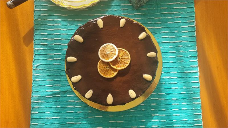 עוגת שוקולד סטליני ואגוזים ללא אפייה מעוטרת בהדרים ושקדים הכי טעימה וקלה להכנה 