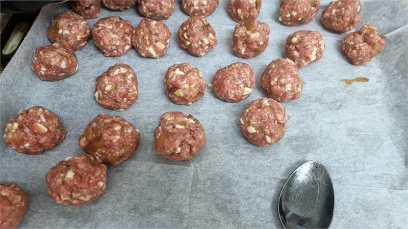 כדורי בשר טחון ופסטה פפיונים ברוטב עגבניות
