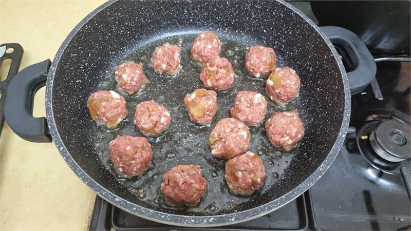 כדורי בשר טחון ופסטה פפיונים ברוטב עגבניות