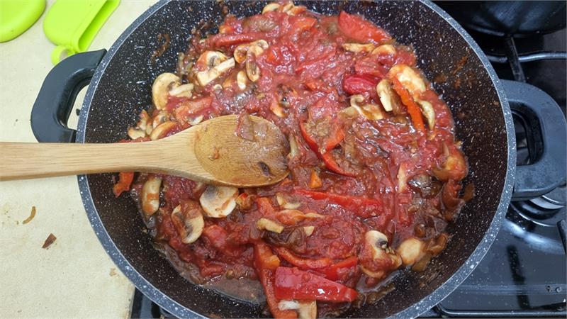 כדורי בשר טחון ופסטה פפיונים ברוטב עגבניות