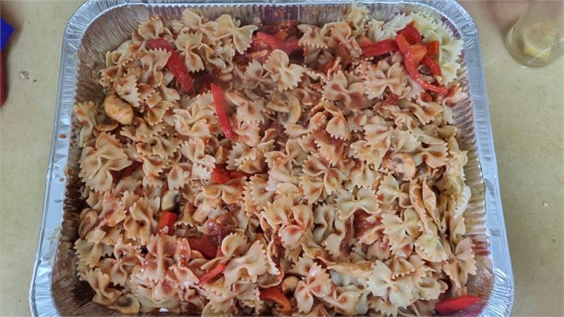 כדורי בשר טחון ופסטה פפיונים ברוטב עגבניות