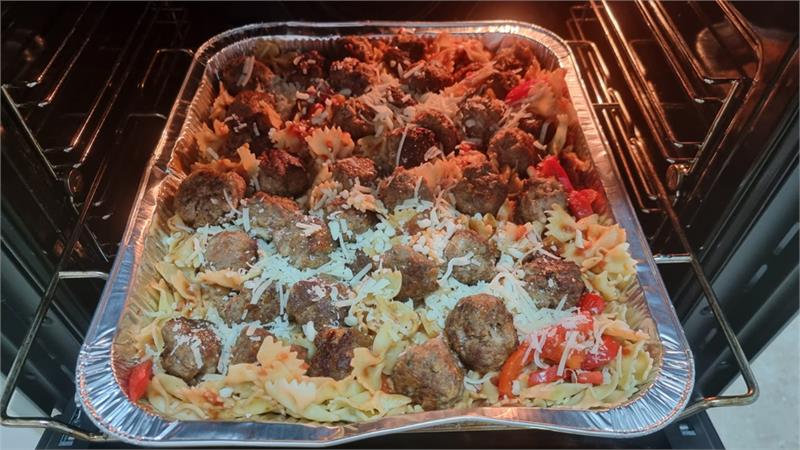 כדורי בשר טחון ופסטה פפיונים ברוטב עגבניות