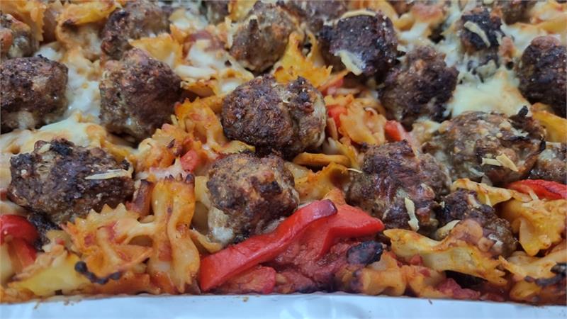 כדורי בשר טחון ופסטה פפיונים ברוטב עגבניות