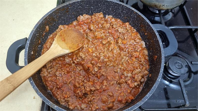 עוגת פסטה ריגטוני או קנלוני עם רוטב בולונז, פשטידת פסטה בולונז 