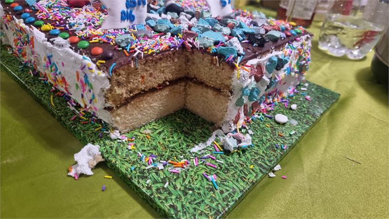 ציפוי עוגה בחושה במרנג פשוט עם חלבונים וסוכר