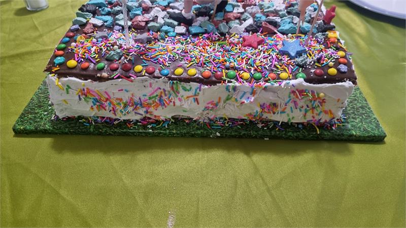 ציפוי עוגה בחושה במרנג פשוט עם חלבונים וסוכר