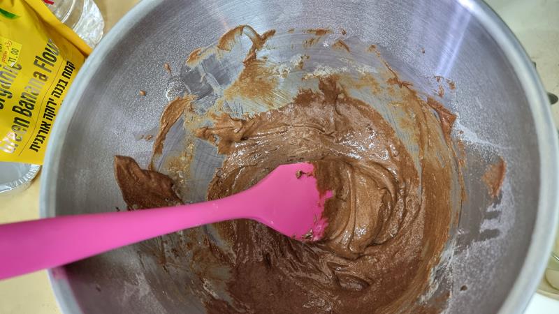 עוגת שוקולד לשניים עם קמח בננה ירוקה  בתבנית אינגליש קייק קטנה