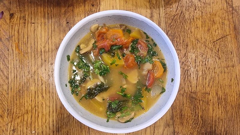 מרק טום קא - מרק תאילנדי צמחוני וטבעוני משגע וקל להכנה