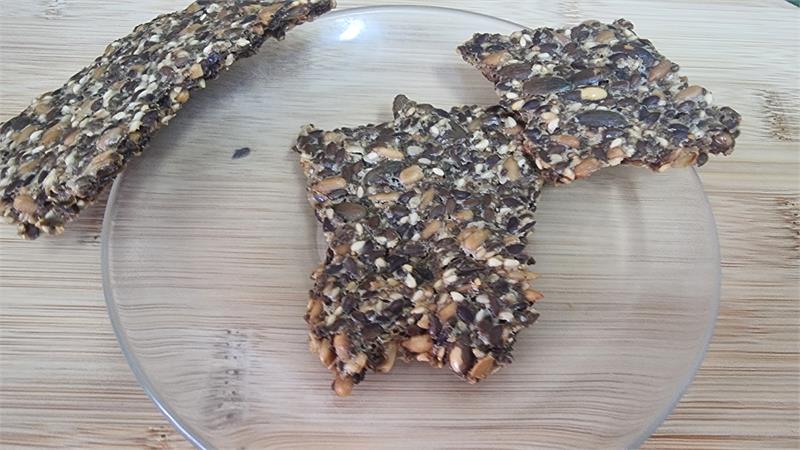 קרקר גרעינים מלא חלבון וללא גלוטן