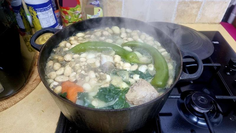 תבשיל של בשר בקר, שעועית לבנה ועלי מנגולד, טבחת אל סאלק 