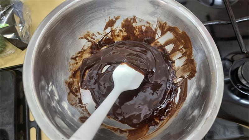 ציפוי שוקולד מבריק לעוגת פס