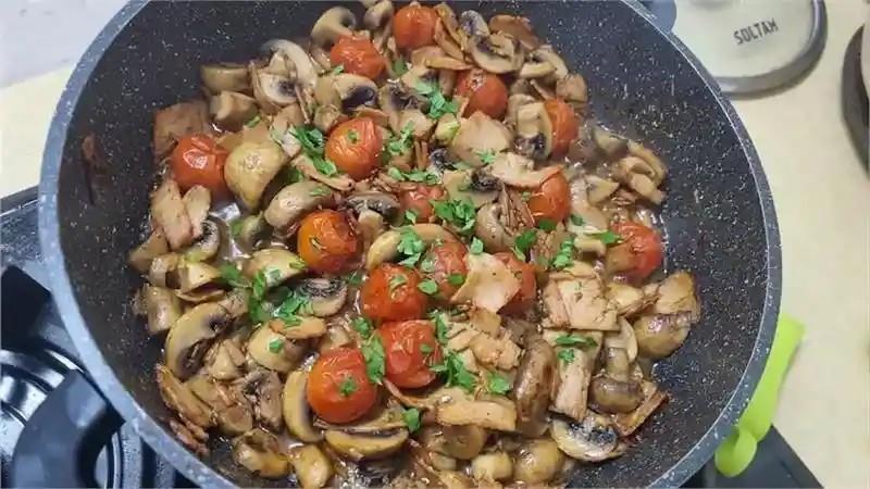 קציצות עם פטריות טריות, עגבניות שרי וחזה עוף מעושן