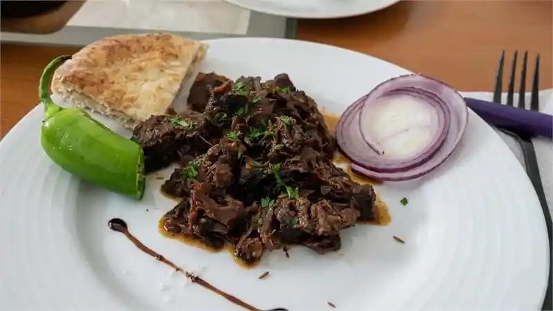 תבשיל טלה עם ירקות בקדרה 