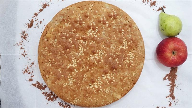 עוגת אגסים ותפוחים אדומים