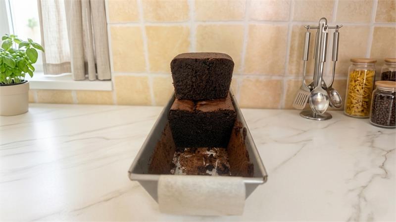 עוגת שוקולד גבוהה ועסיסית מאוד ללא קמח