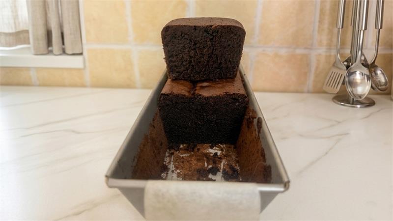 עוגת שוקולד גבוהה ועסיסית מאוד ללא קמח