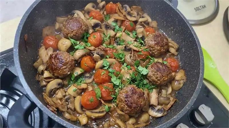 קציצות עם פטריות טריות, עגבניות שרי וחזה עוף מעושן
