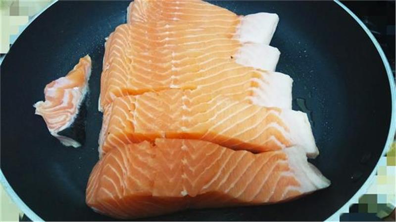 דג סלמון אפוי בקלות בתנור