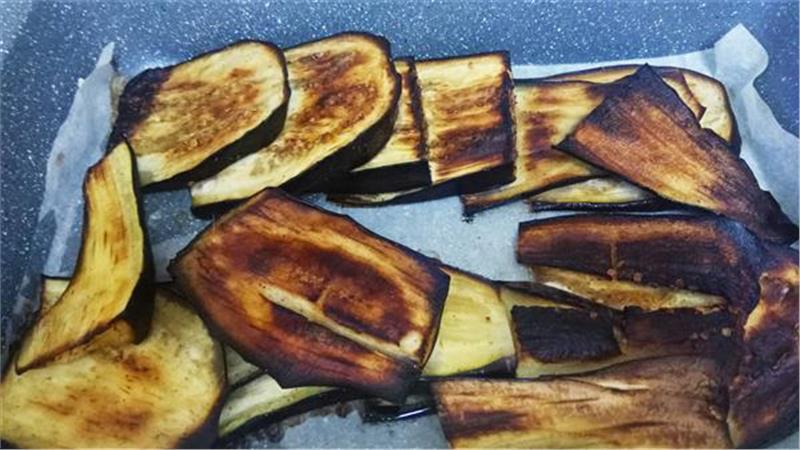 פרוסות חציל קלויות בתנור