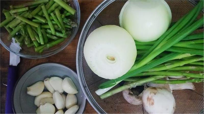 תבשיל חזה עוף עם אספרגוס ורוזמרין