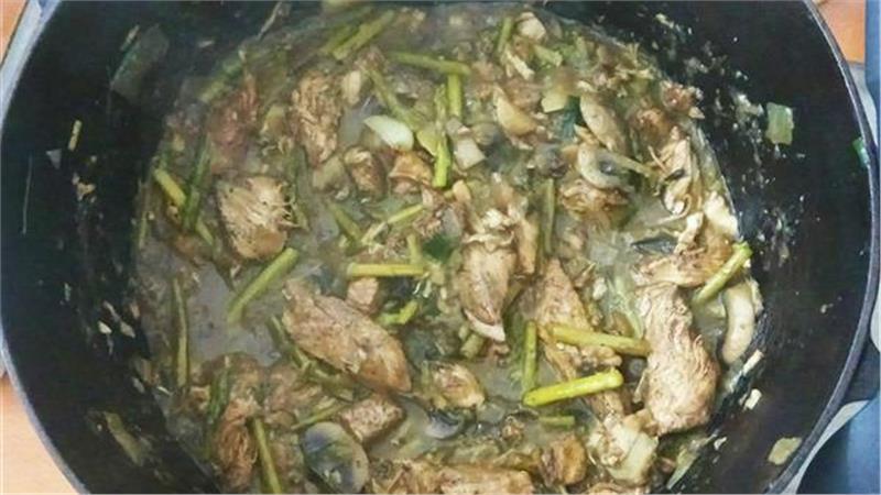 תבשיל חזה עוף עם אספרגוס ורוזמרין