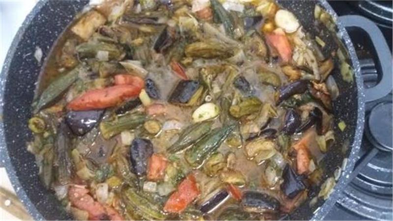 תבשיל קציצות עם במיה חצילים וכרישה