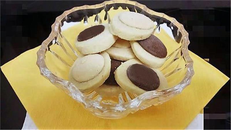 עוגיות חמאה מקושטות במטבע שוקולד