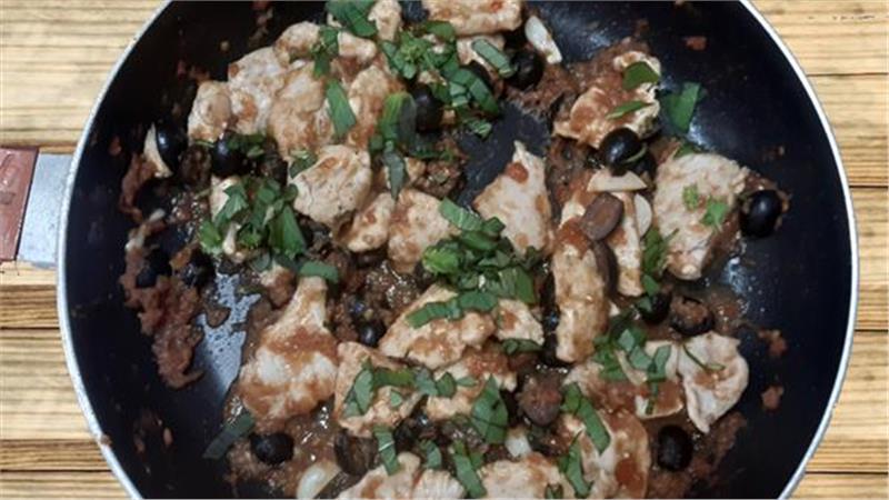 פרוסות חזה עוף עם אנשובי, עגבניות וזיתים שחורים