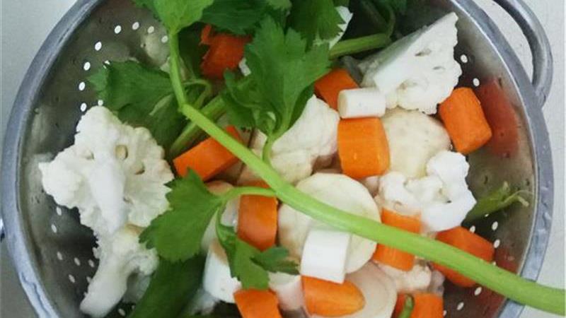 תבשיל חזה בקר עם ירקות שורש וכרובית