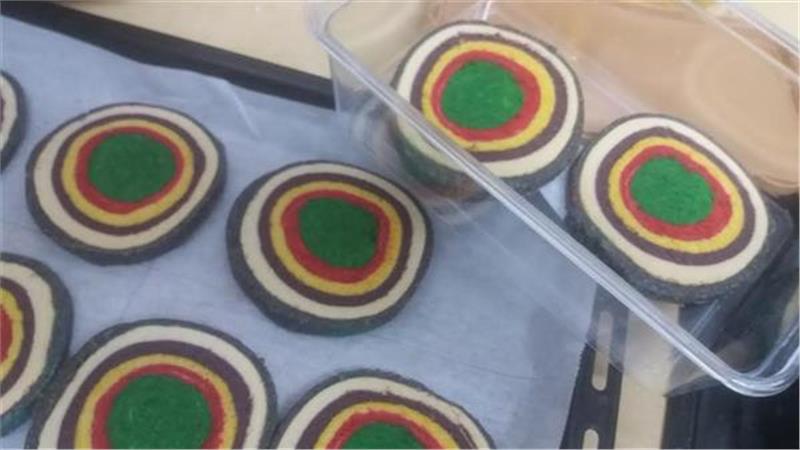 עוגיות לקאסטה , סנדוויץ' גלידה צבעוני ומדליק