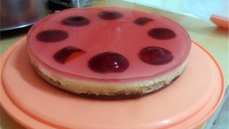 עוגת גבינה עם ג'לי ושזיפים