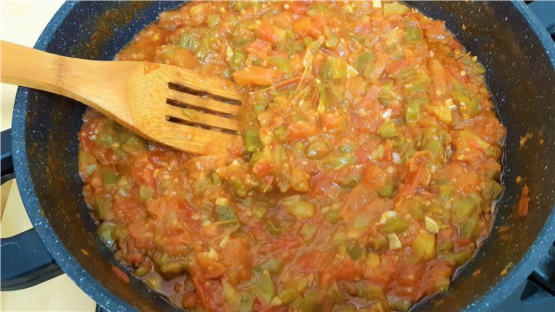 סלט מרדומה, סלט עגבניות פלפלים ושום