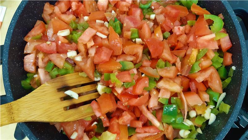 סלט מרדומה, סלט עגבניות פלפלים ושום