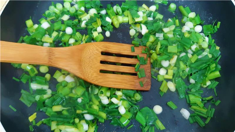 פשטידת בצל ירוק וגבינות קלה להכנה