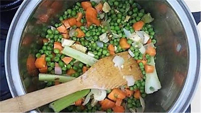 מרק אפונה חורפי ועשיר