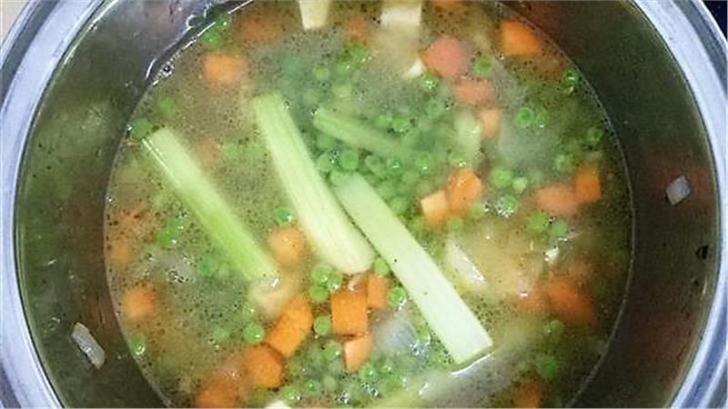 מרק אפונה חורפי ועשיר