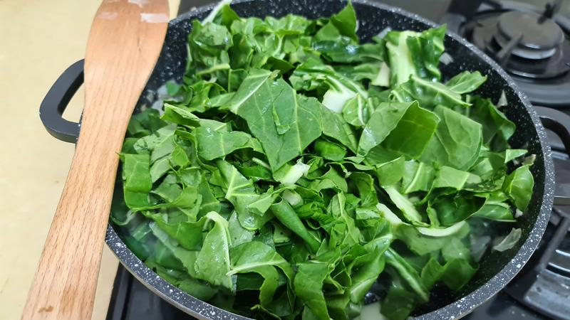 תבשיל עלי מנגולד וסלרי ובצל