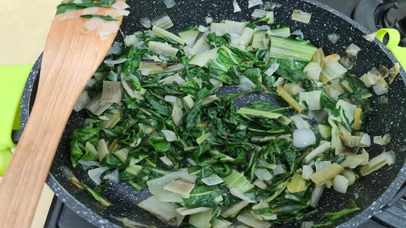 תבשיל עלי מנגולד וסלרי ובצל