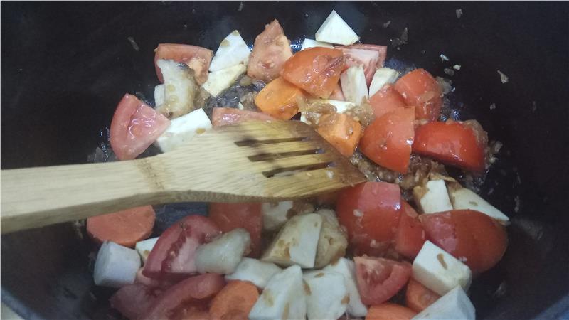 תבשיל חזה בקר עם ירקות שורש וכרובית