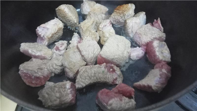 תבשיל חזה בקר עם ירקות שורש וכרובית