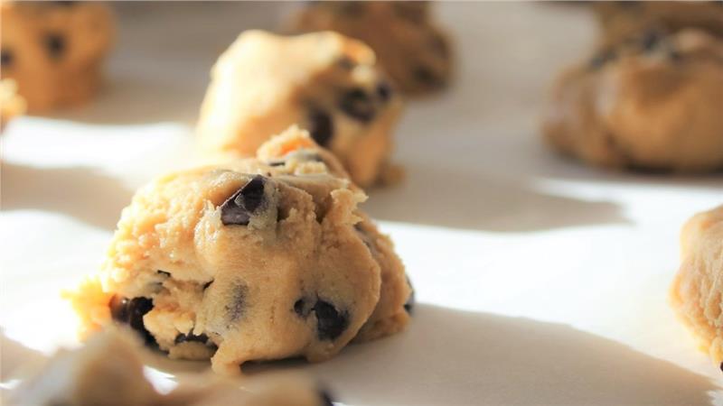 כדורי בצק עוגיות ללא אפייה. כדורי בצק עוגיות שוקולד צי'פס